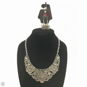 Necklace Set By Paparazzi, Size: 02 Piece Set